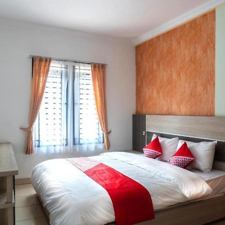 Super Oyo 617 Sukaraja Residence Syariah Бандунг Экстерьер фото